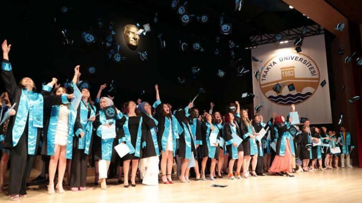 Afla döndüğü üniversiteden 40 yıl sonra mezun oldu