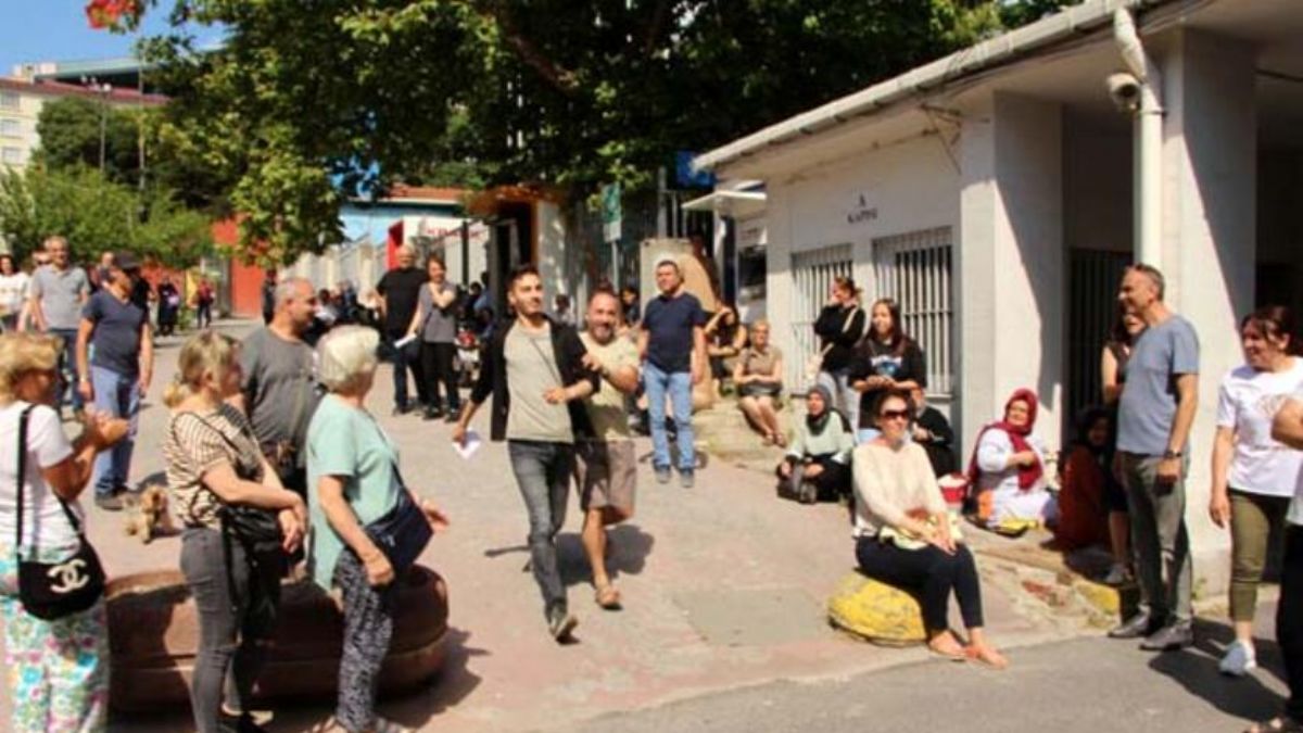 Önce vazgeçti çevredekiler ikna edince bu kez de kimliği yanında olmadığı için sınava giremedi