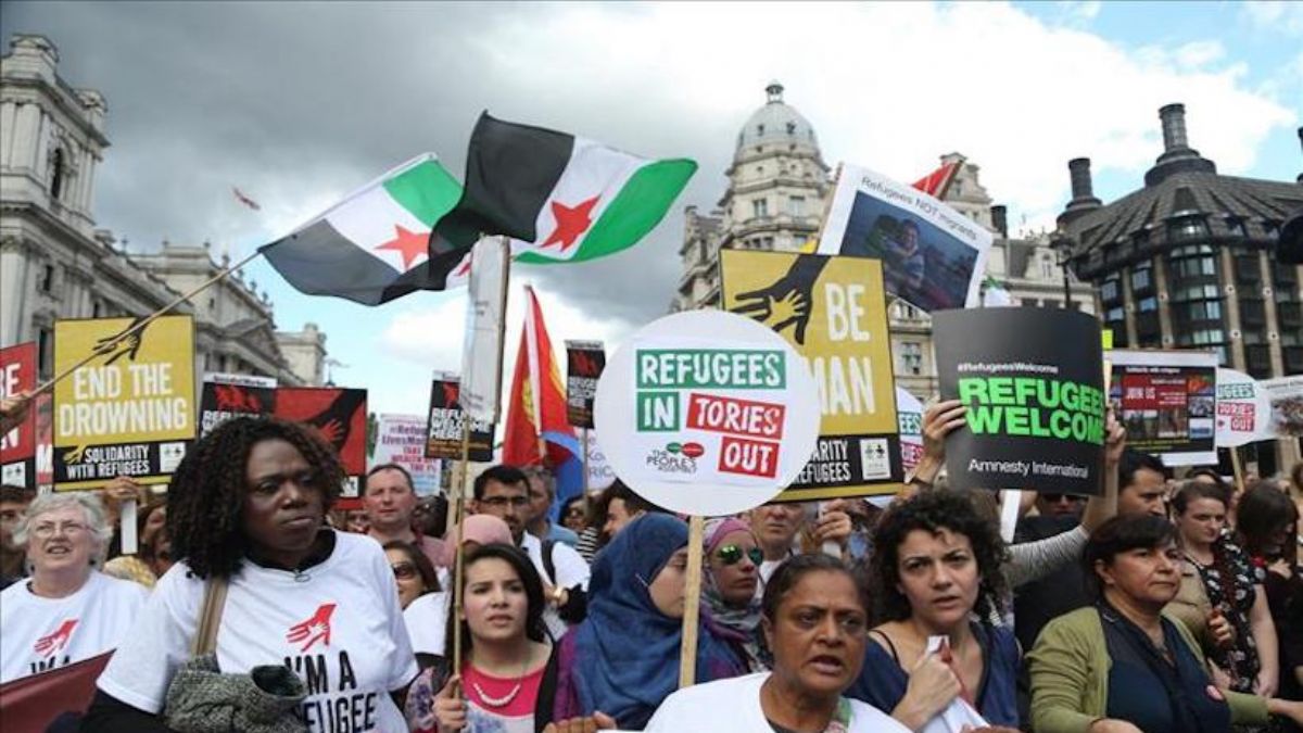 Hollanda'da binlerce kişi mültecilere destek için 40 kilometre yürüdü