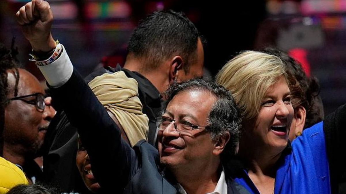 Kolombiya'da seçimleri eski solcu gerilla Gustavo Petro kazandı