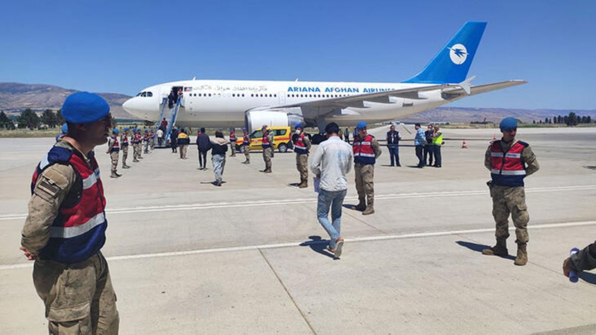 Malatya'dan 227 kaçak göçmen uçakla ülkelerine gönderildi