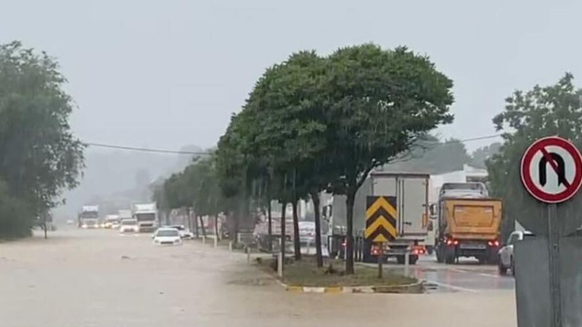 Meteoroloji uyarmıştı, etkili oldu! Ulaşım durdu