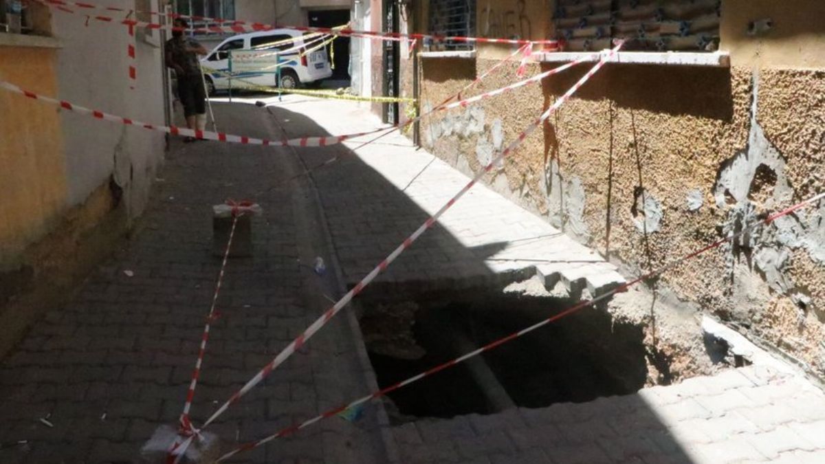 Çöken yolun altından Roma dönemine ait tünel çıktı