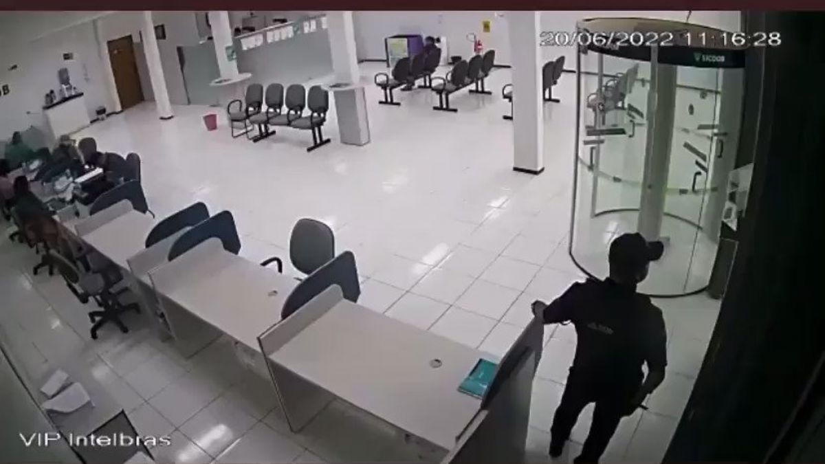 Brezilya'da dehşet anları! Banka soymaya gelen adamı güvenlik görevlisi vurdu