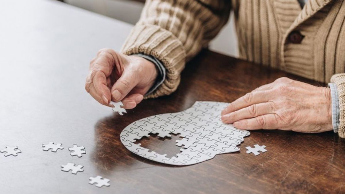 Bu belirtiler varsa Alzheimer olabilirsiniz: Para dağıtma, küfretme, kıyafet seçememe