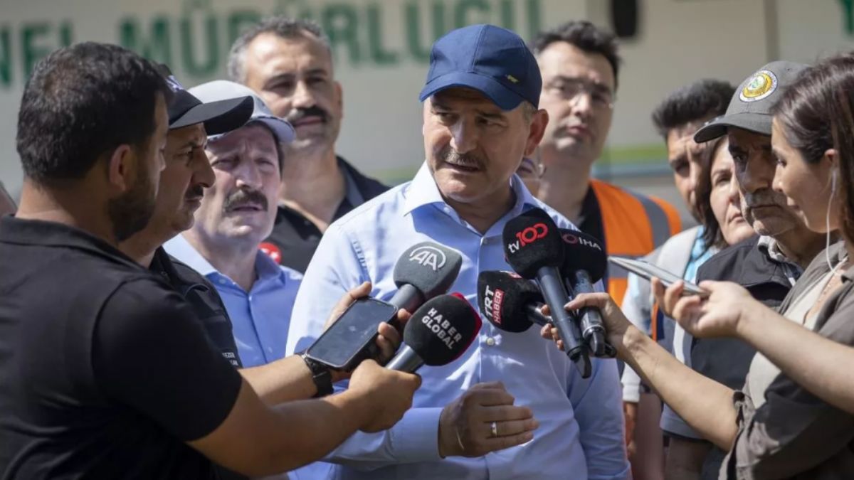 Marmaris'teki yangına müdahale devam ediyor! Bakan Süleyman Soylu: Bir bölge var, havadan ve karadan etrafı çevriliyor