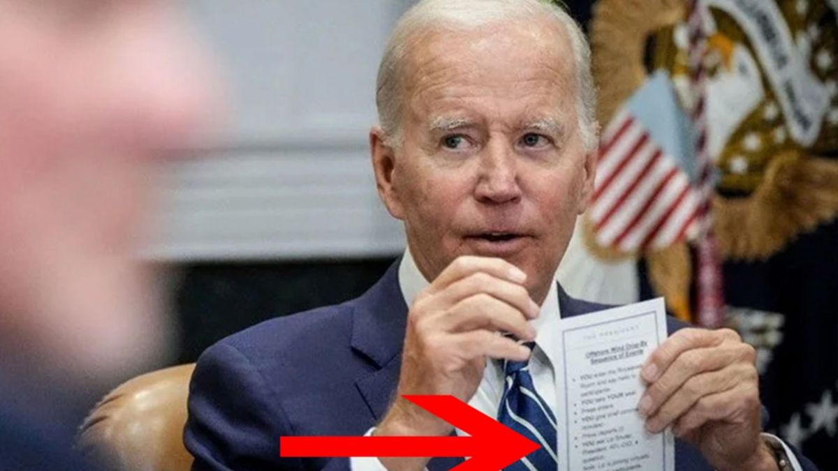 Biden'ın elindeli talimat listesi gündem oldu!