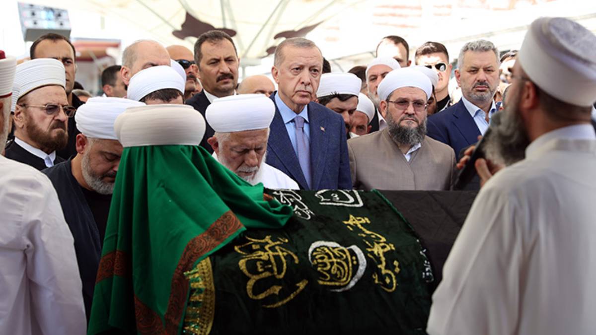 Mahmut Efendi'nin cenazesine kimler katıldı? Mahmut Efendi cenaze namazına CHP ve AK Parti'den kim katıldı? Mahmut Ustaosmanoğlu cenazesinde kimler vardı?