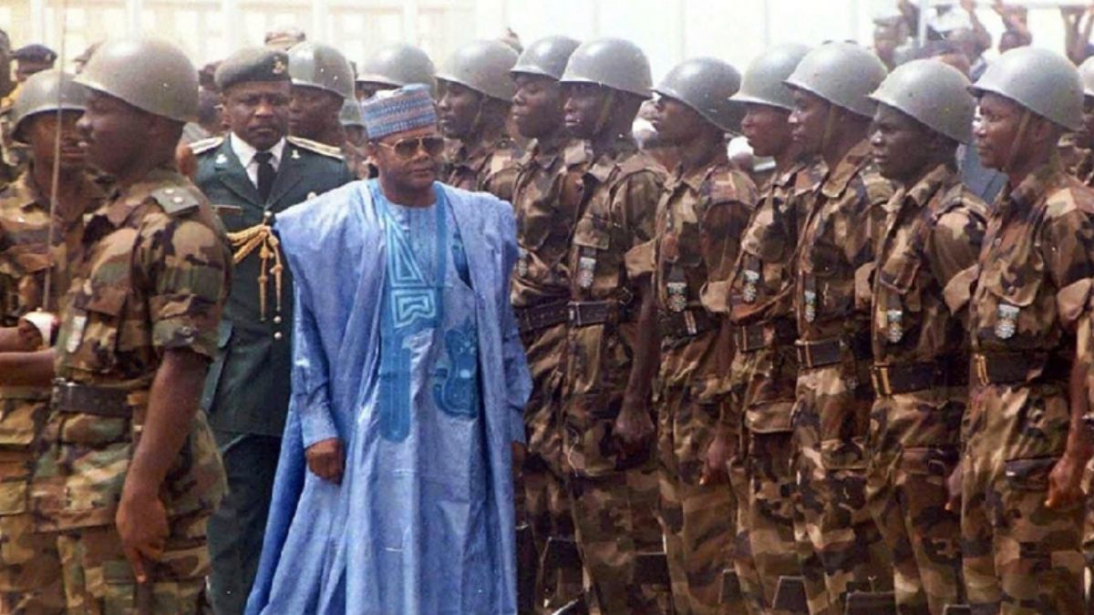 Nijerya'da eski liderin yurt dışına kaçırdığı 322 milyon dolar halka dağıtıldı