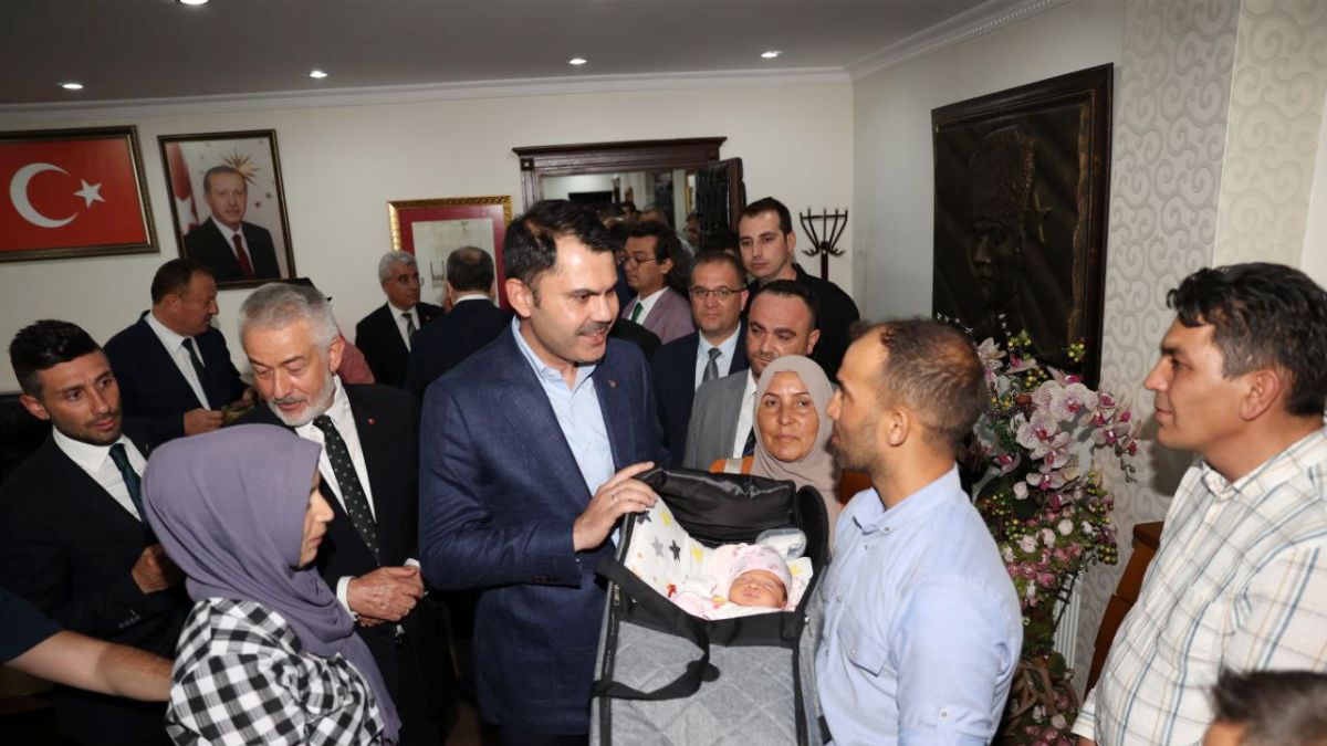 Evi yanan vatandaş 10 günlük bebeğiyle Bakan Kurum’a teşekkür etti