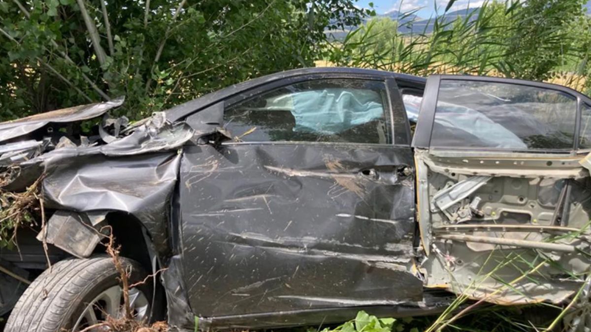 Kaymakamların içinde olduğu araç takla attı