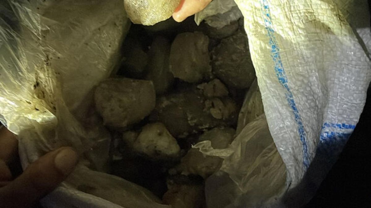 Gökten buz kütlesi düştü, çoban 'bomba' korkusu yaşadı