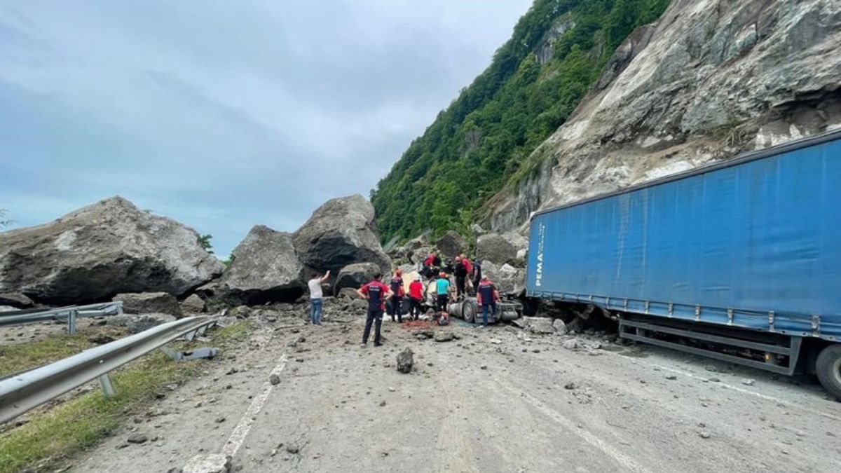 Artvin'de heyelan! Dev kayalar tırları biçti