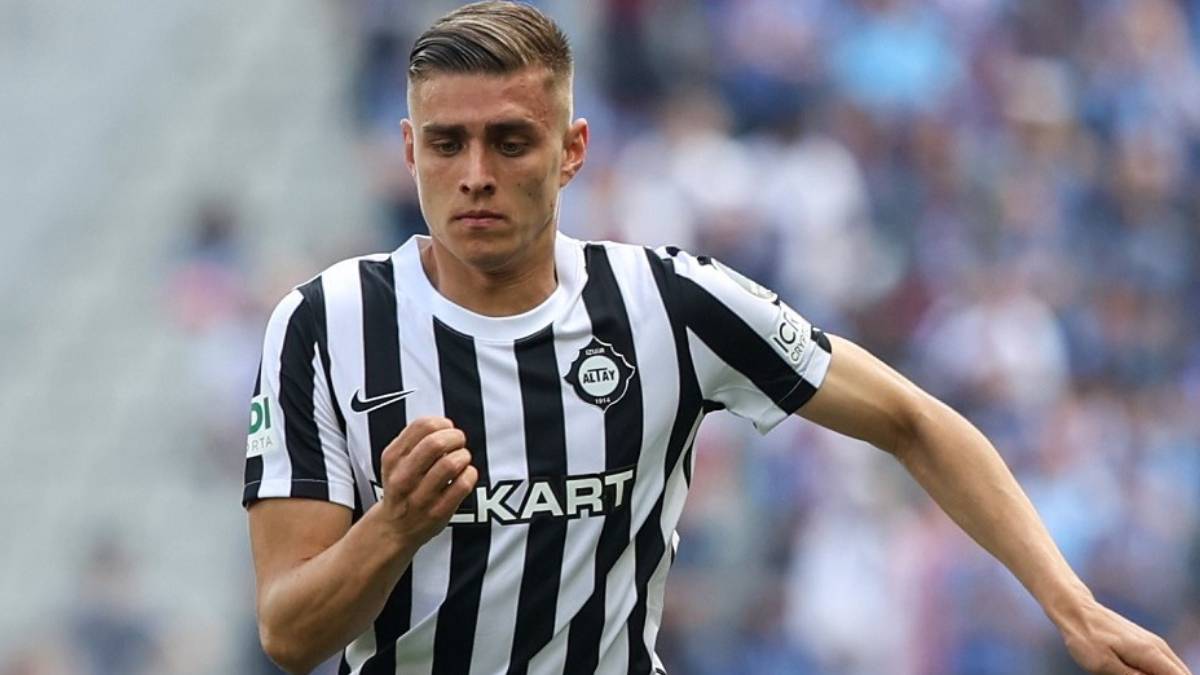 Kazımcan Karataş kimdir? Kazımcan Karataş hangi mevkide oynuyor? Kazımcan Karataş forvet mi defans oyuncusu mu?