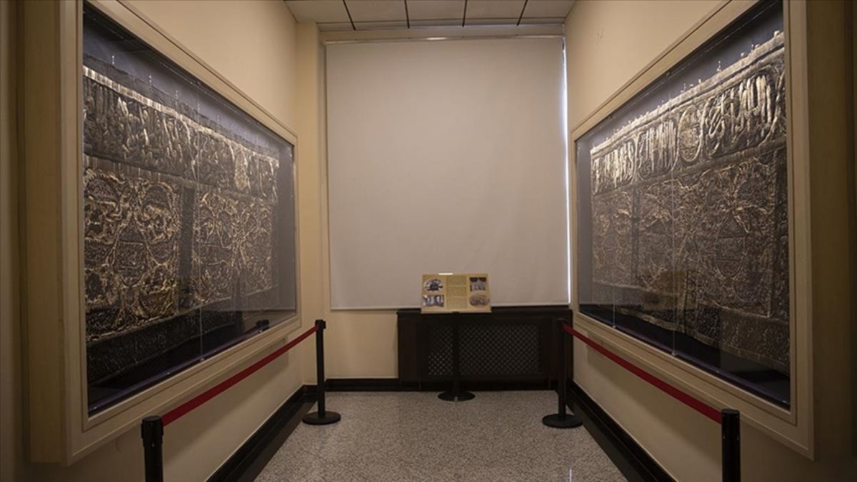 İngiltere'nin iade ettiği tarihi Kabe örtüsü yeniden sergileniyor