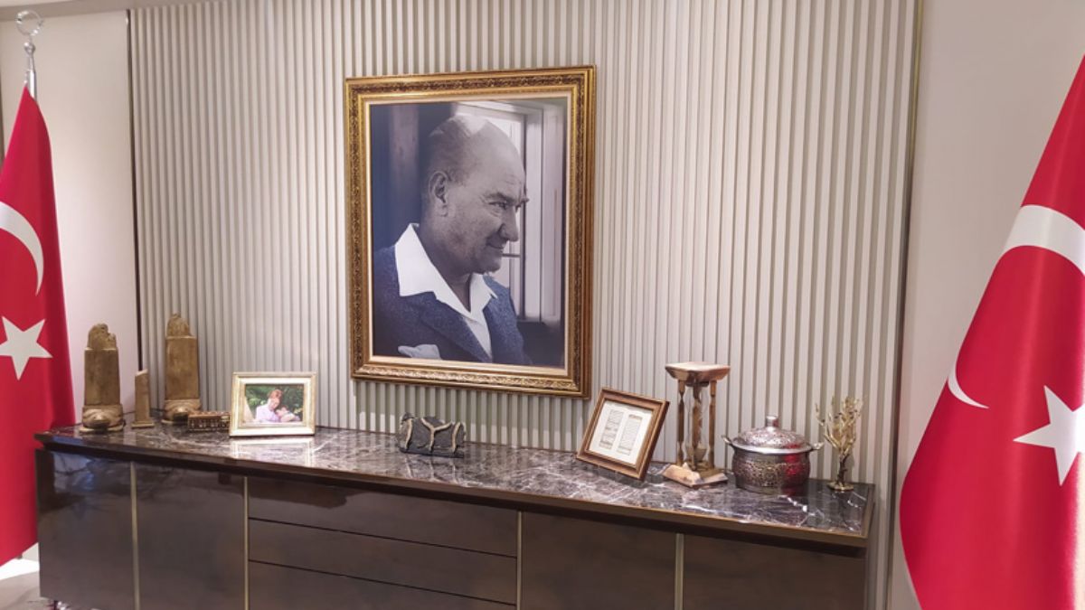 Altılı masanın arkasındaki konsolda dikkat çeken objeler