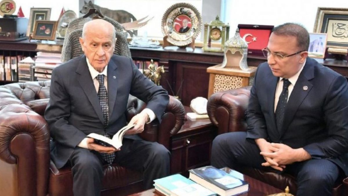 Devlet Bahçeli, MHP'nin hazırladığı kitapları tanıttı