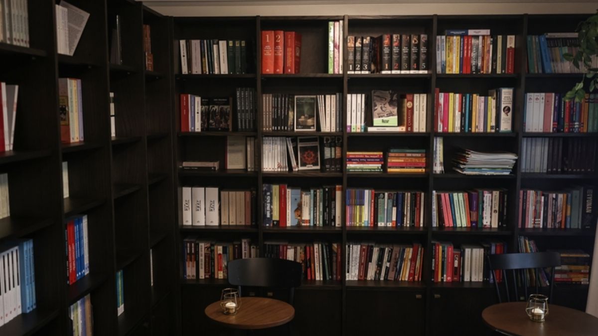 Üsküdar'da yayın evinin kurduğu kitap kafe, okurların gözdesi oldu