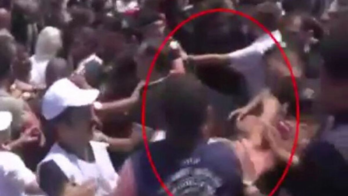 Sağlık çalışanlarının eyleminde polise tokat atan kişi tutuklandı