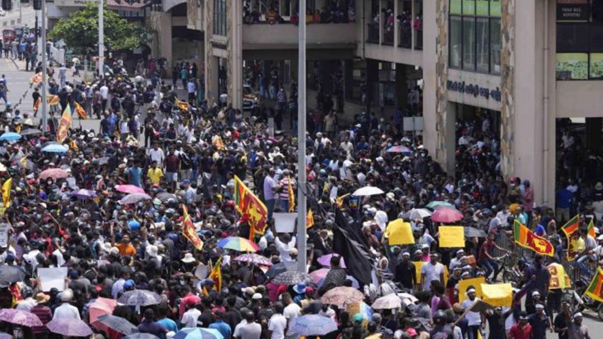 Ülkede korkutan anlar! Protestocular hükümet binasını bastı, başbakan canını zor kurtardı