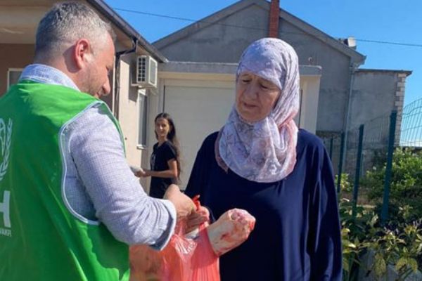 İHH Karadağ'da kurban dağıtımı gerçekleştirdi