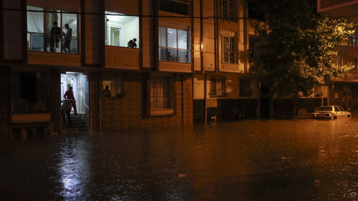 İstanbul şiddetli yağışa teslim! Ev ve işyerlerini su bastı