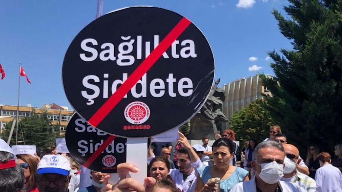 Sakarya'da ebe ve hemşire hasta yakını tarafından darbedildi