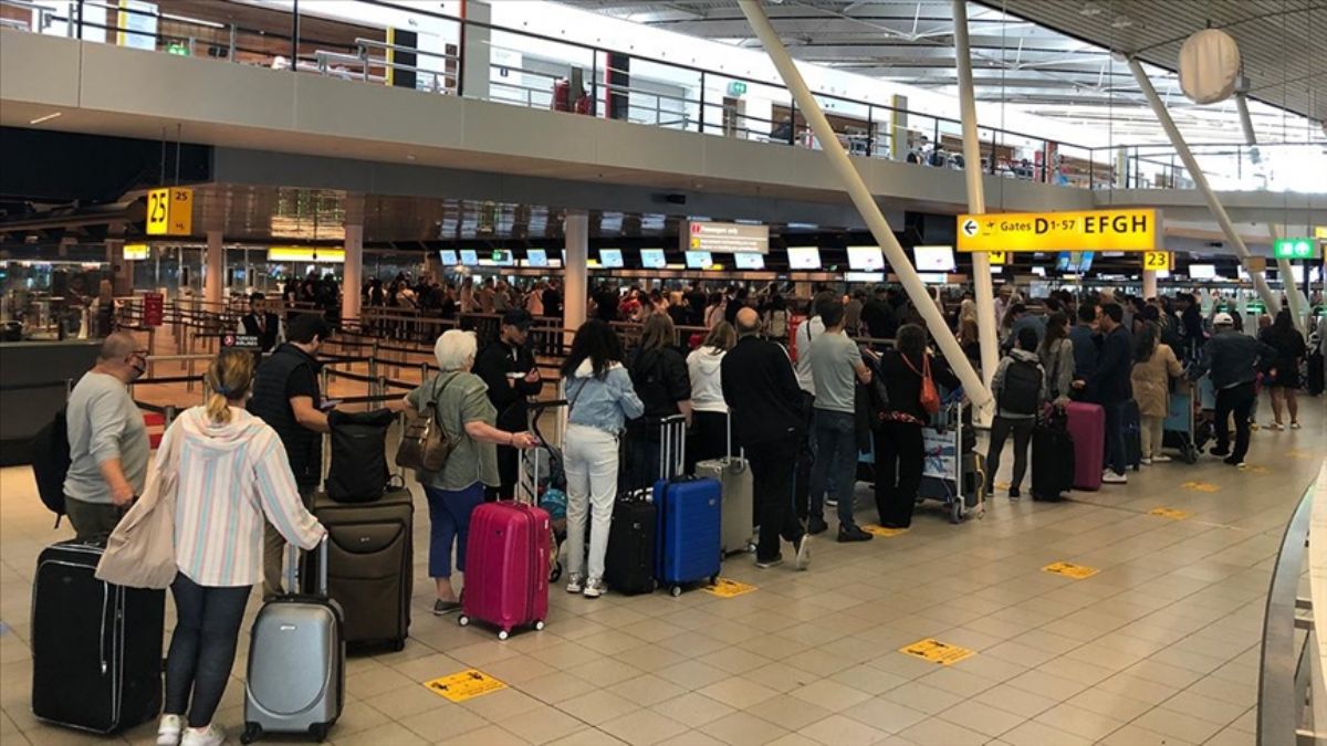 Schiphol Havalimanı’nda terk edilmiş 16 bin bagaj