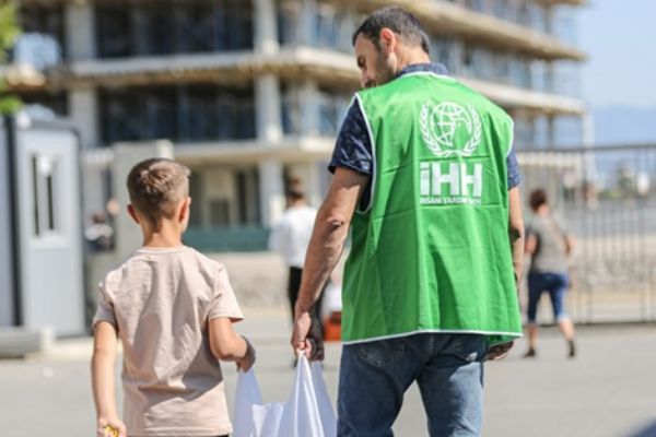 İHH'dan Arnavutluk'ta 900 aileye yardım