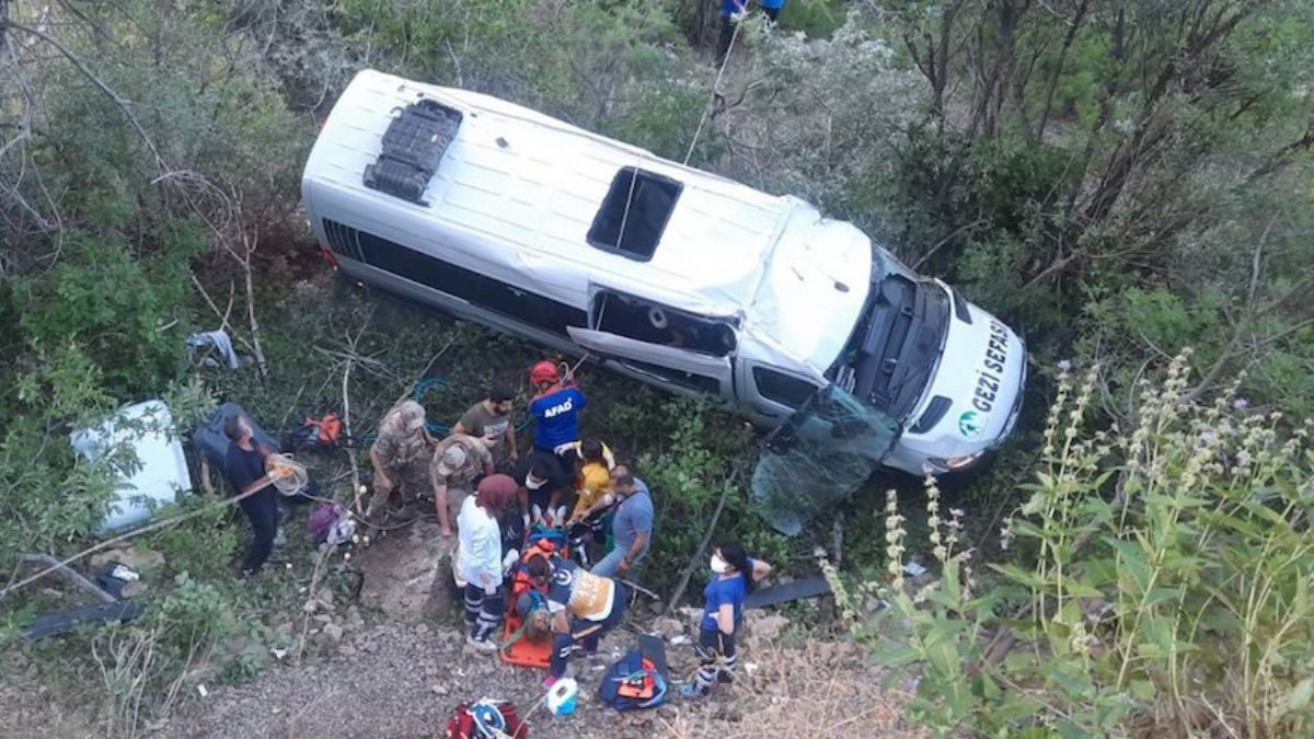 Tunceli'de minibüs şarampole devrildi: 19 yaralı