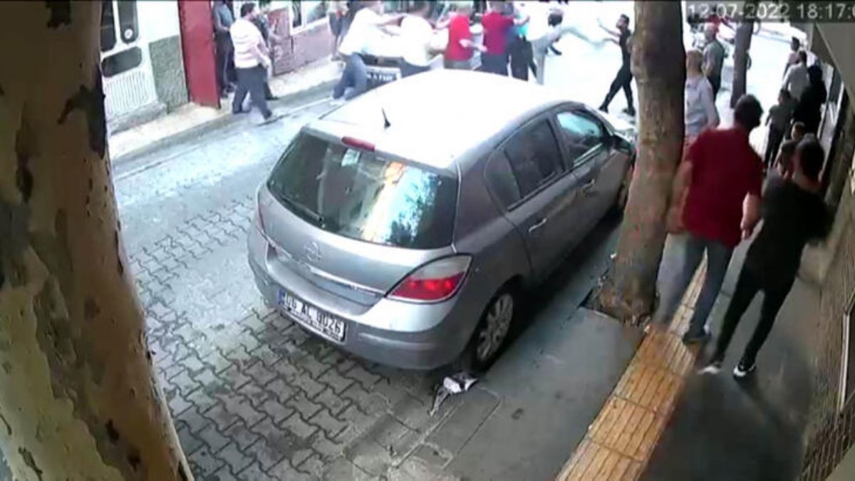 Polise saldırdılar, linç edilmekten polis kurtardı