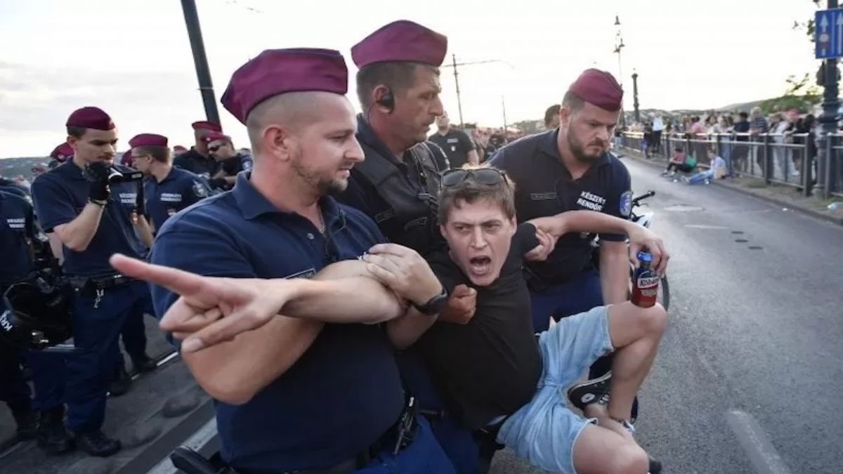 Bir Avrupa ülkesinde vergi düzenlemeleri halkı ayaklandırdı! Göstericiler başbakanlığa yürüdü