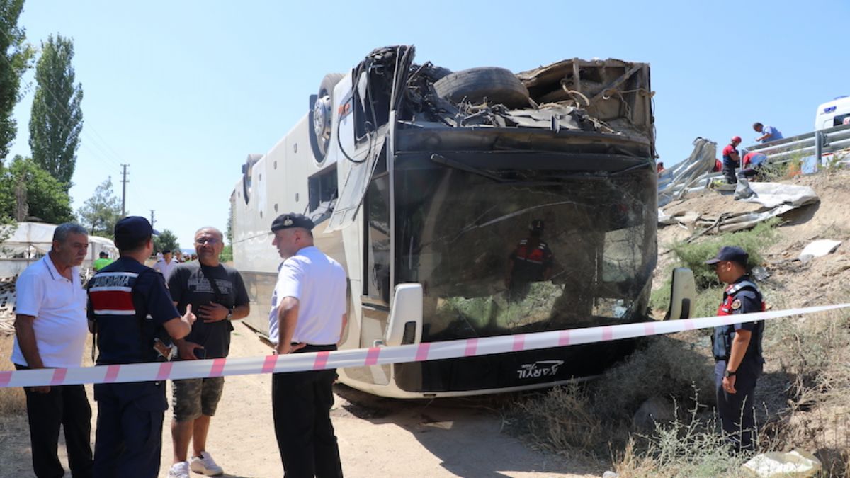 Denizli'de tur otobüsü şarampole devrildi: 41 yaralı