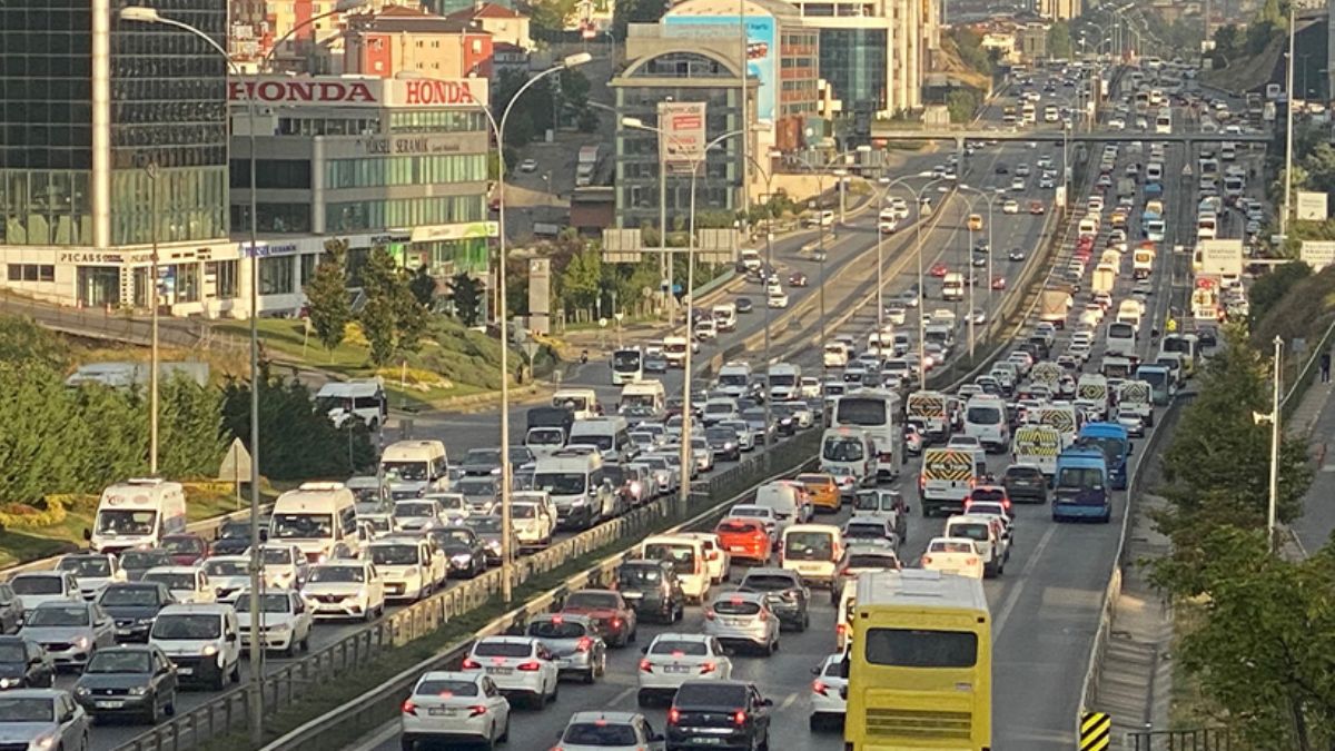 İstanbul'da trafiğe çıkacaklar dikkat! Bazı yollar yarın trafiğe kapatılacak