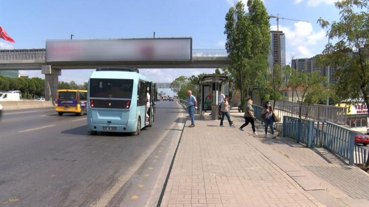 Üst geçitte soyunup kadına saldırdı