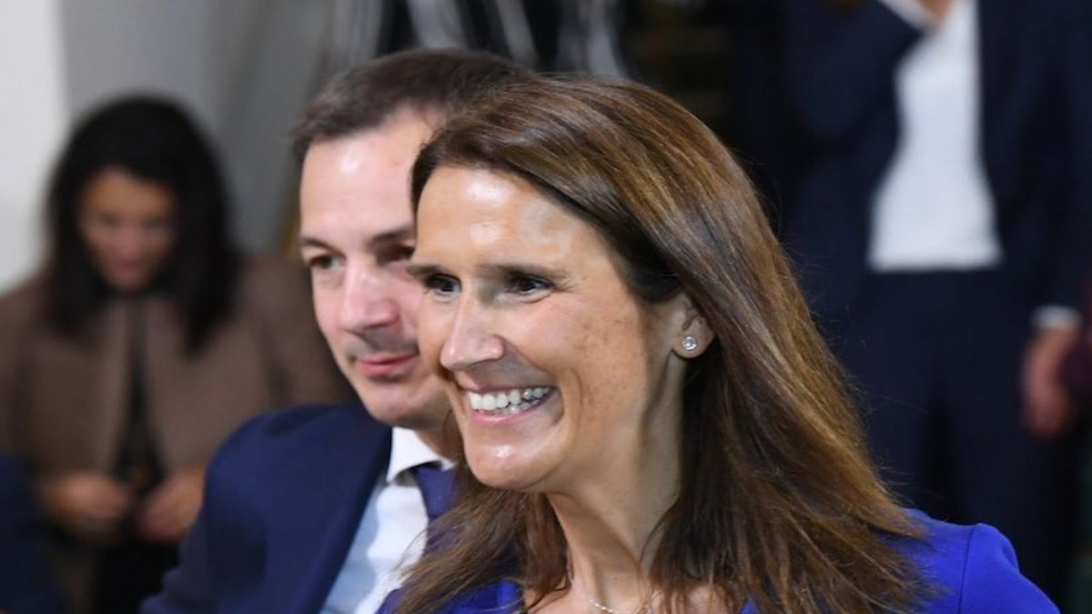 Hasta eşine bakmak için bakanlıktan istifa etti