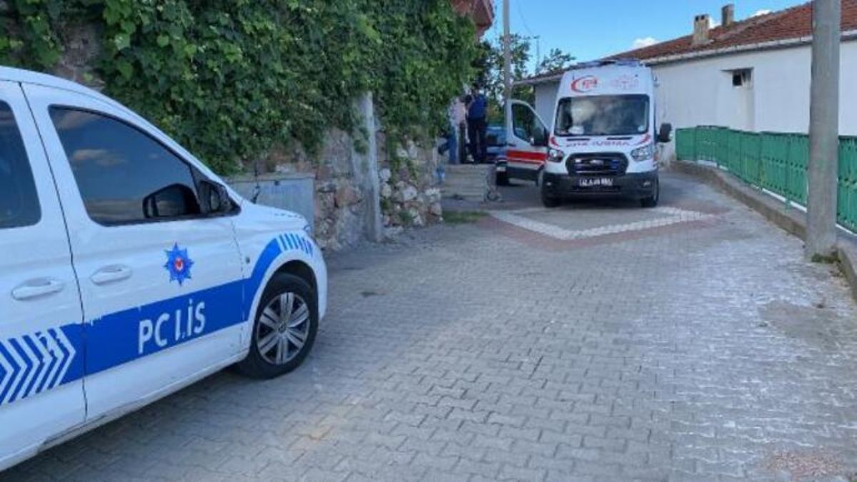 Evin salonunda çıplak halde ölü bulundu