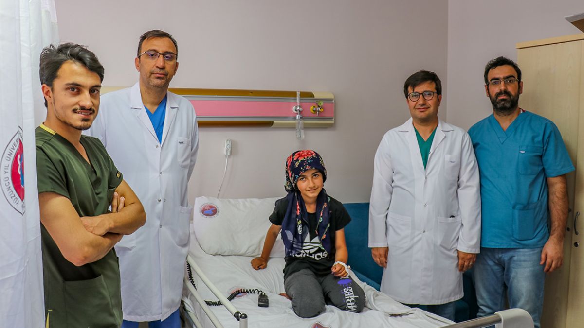 Beyninde damar yumağı oluşan çocuk, 20 saatlik ameliyatla hayata tutundu