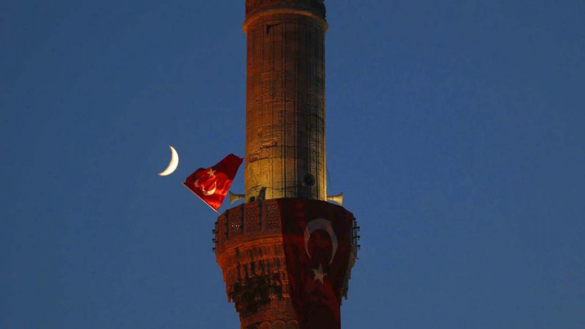 Saat 00.13’te tüm camilerden sela okundu