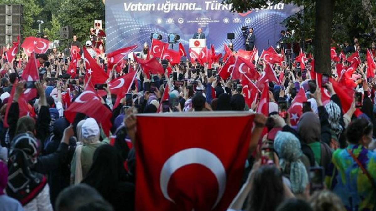 15 Temmuz Saraçhane Mitingine kaç kişi katıldı? Saraçhane Meydanı'na kaç kişi geldi? Saraçhane Meydanı kaç bin kişilik?