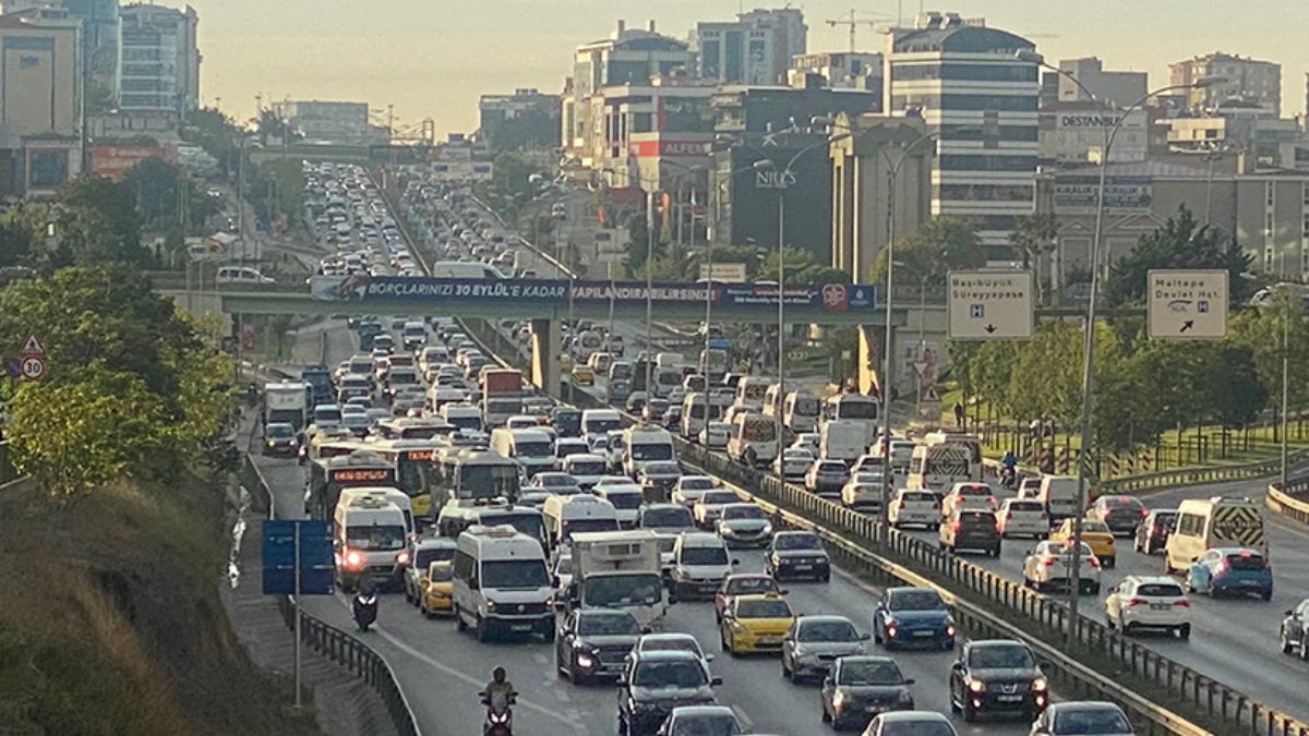 İstanbul'da bayram tatilinden dönüş yoğunluğu yaşanıyor
