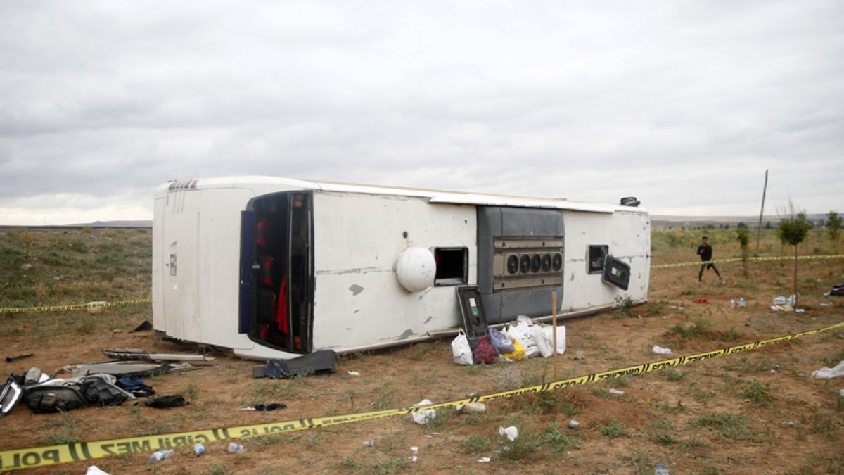 Kayseri'de yolcu otobüsü şarampole devrildi: Onlarca yaralı var
