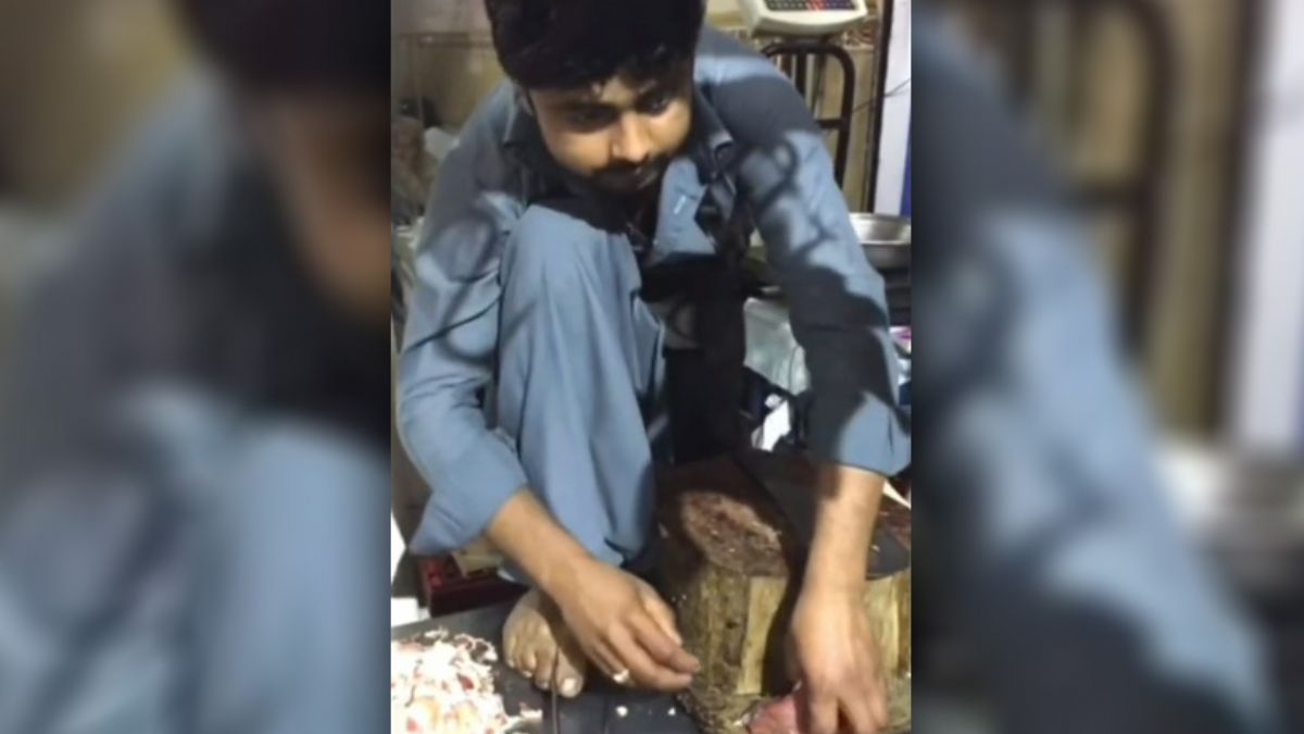 Hindistan'da ayağını kullanarak et kesen kasap