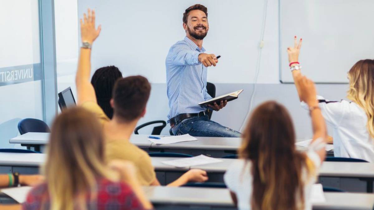 2022 Ücretli öğretmen maaşı ne kadar oldu? Ücretli öğretmen maaşı 5740 TL mi 7400 TL mi oldu? 2022-2023 ücretli öğretmen maaşına zam mı geldi?