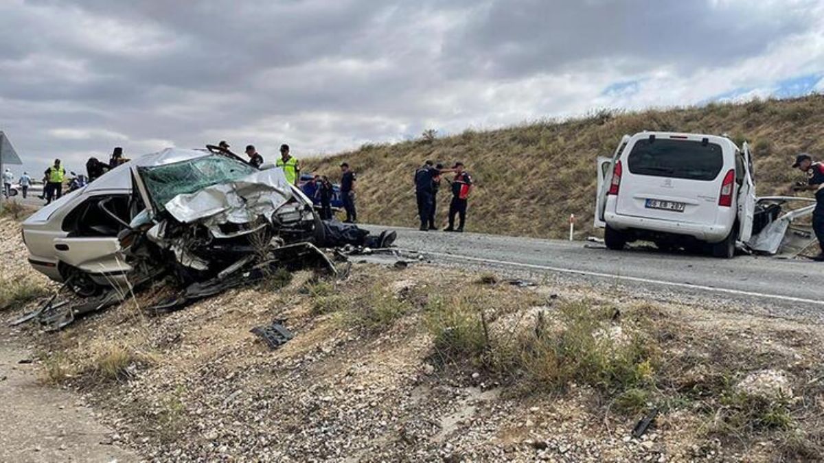 Kafa kafaya çarpıştılar; 2 ölü, 4 yaralı