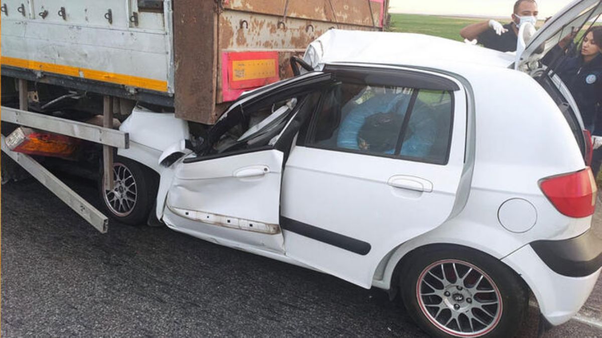 TIR'a arkadan çarptı: 2 ölü, 1 yaralı