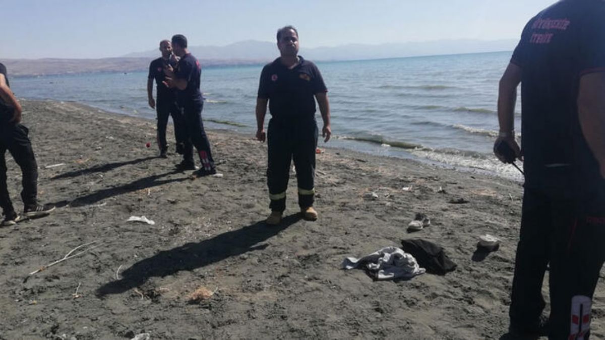 Van Gölü'ne giren çocuklar akıntıya kapıldı: 3 ölü