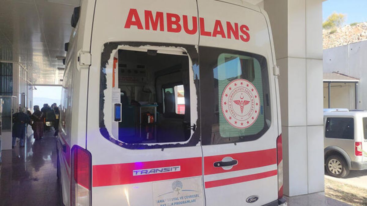 Geç geldiği iddiasıyla camını kırdığı ambulansla hastaneye kaldırıldı