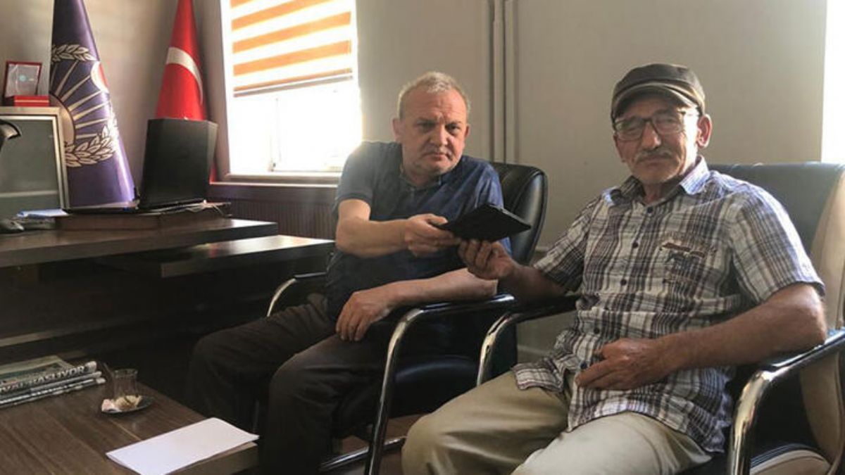 İş yerinde bulduğu altın ve para dolu çantayı sahibine teslim etti