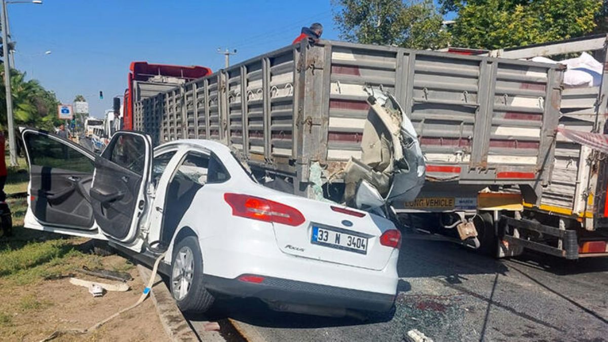 TIR'a arkadan çarptı: 4 ölü